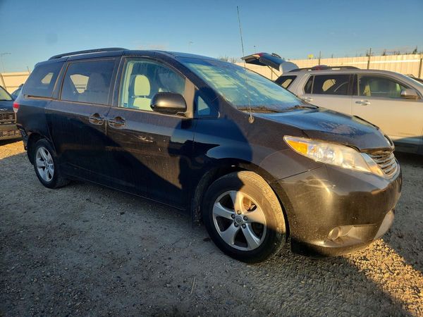 2013 TOYOTA SIENNA — Passenger 3/4
