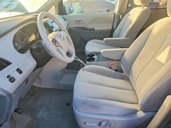 2013 TOYOTA SIENNA — DENT