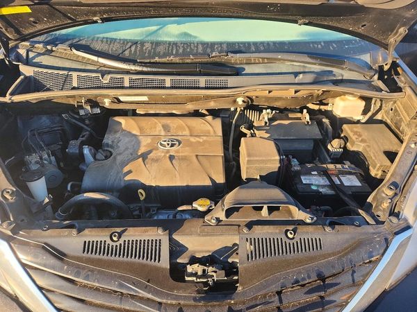 2013 TOYOTA SIENNA — Engine bay
