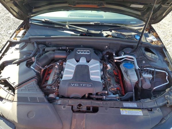 2015 AUDI S4/RS4 quattro Premium Plus — Engine bay