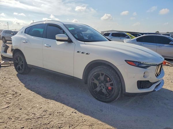 2017 MASERATI LEVANTE — Passenger 3/4