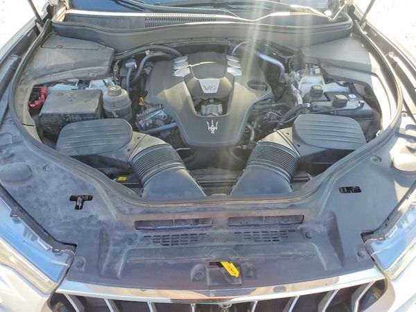 2017 MASERATI LEVANTE — Engine bay