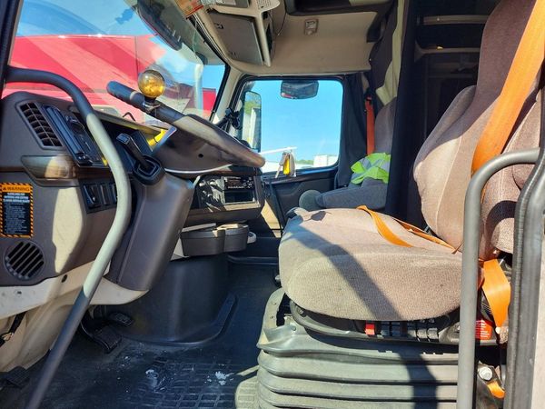 2017 VOLVO VN