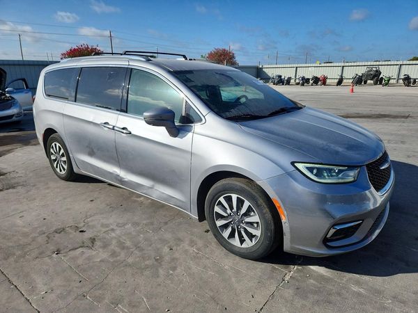 2021 CHRYSLER PACIFICA Touring L — Passenger 3/4