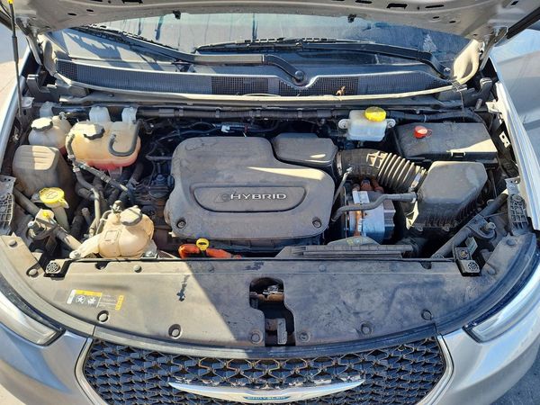 2021 CHRYSLER PACIFICA Touring L — Engine bay