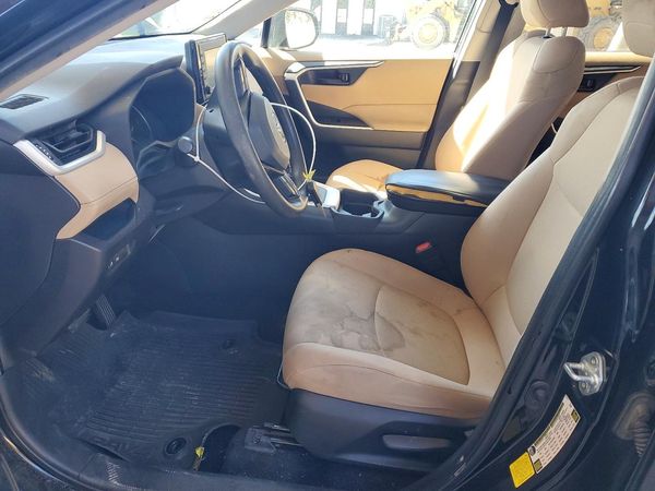 2021 TOYOTA RAV4 LE — DENT
