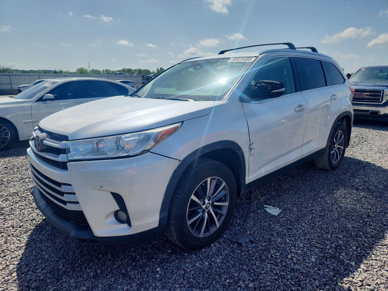 2019 TOYOTA HIGHLANDER — Front 3/4