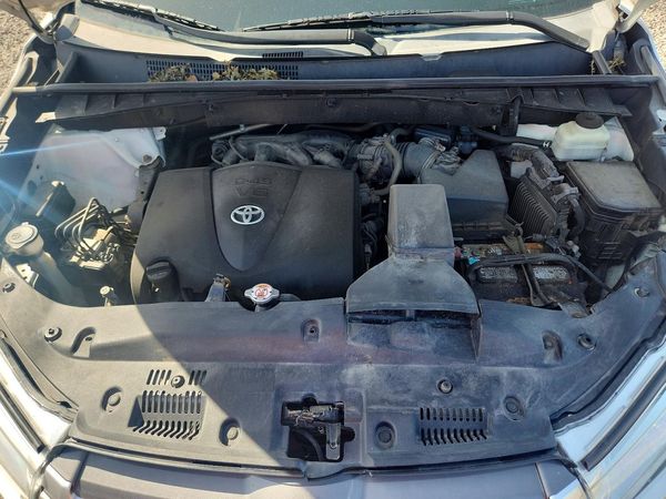 2019 TOYOTA HIGHLANDER — Engine bay