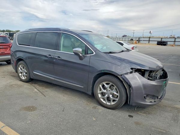 2017 CHRYSLER PACIFICA Limited — Passenger 3/4