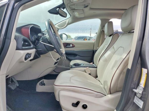 2017 CHRYSLER PACIFICA Limited — DENT