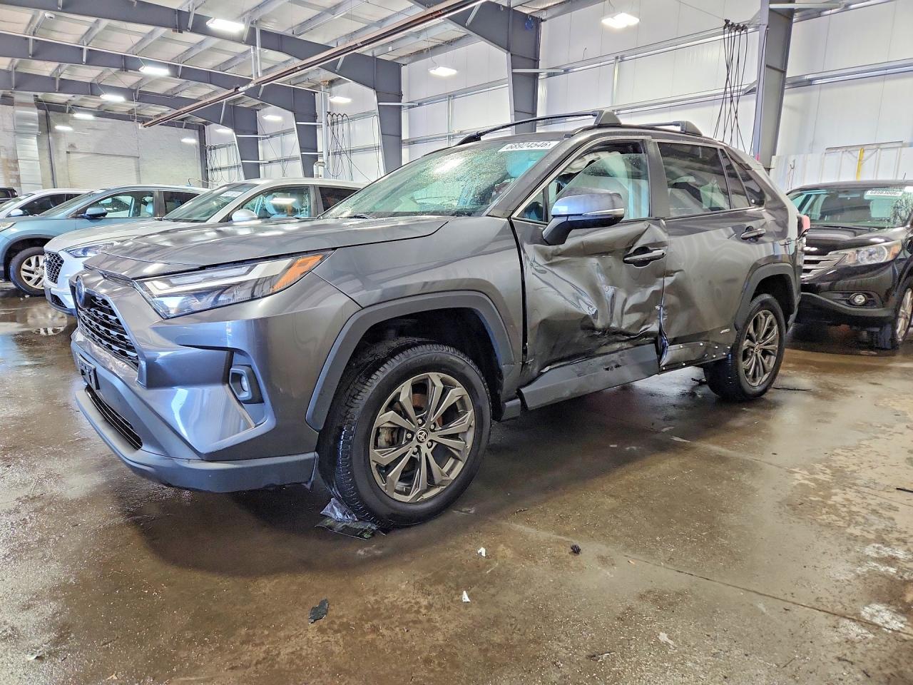 2022 TOYOTA RAV4 — Front 3/4