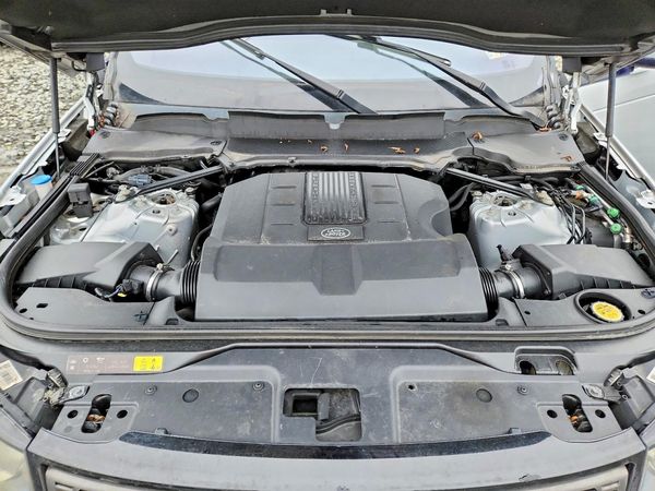 2017 LAND ROVER DISCOVERY SE — Engine bay