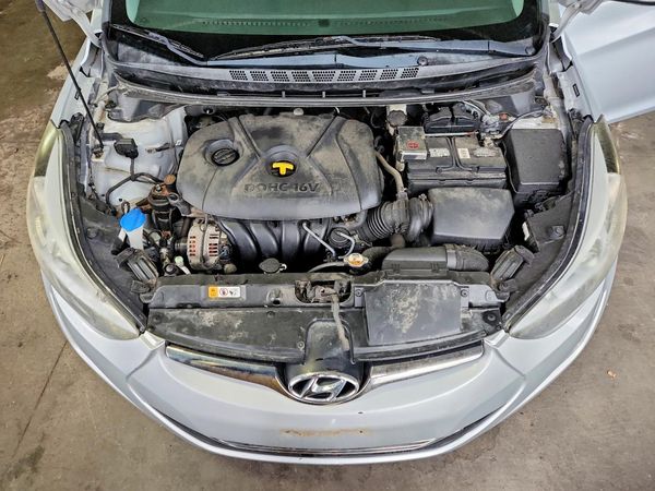 2014 HYUNDAI ELANTRA GLS(Middle) — Engine bay