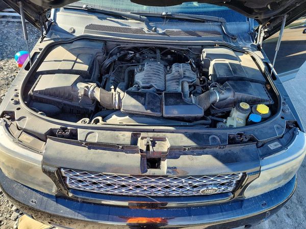 2013 LAND ROVER RANGEROVER HSE LUX — Engine bay
