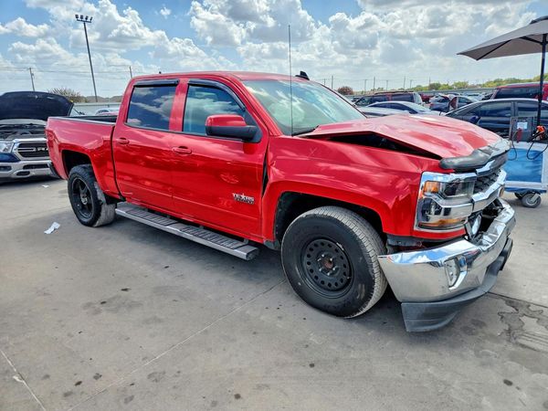 2017 CHEVROLET SILVERADO LT — Passenger 3/4