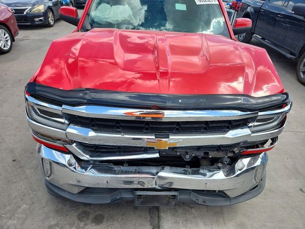 2017 CHEVROLET SILVERADO LT — Engine bay
