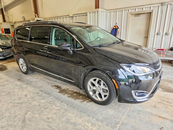 2017 CHRYSLER PACIFICA Touring L Plus — Passenger 3/4