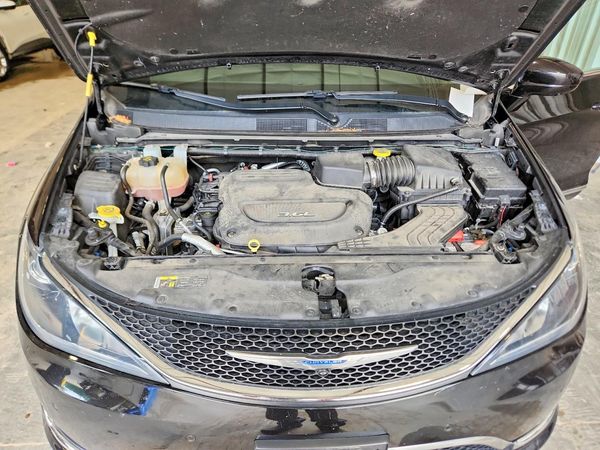 2017 CHRYSLER PACIFICA Touring L Plus — Engine bay