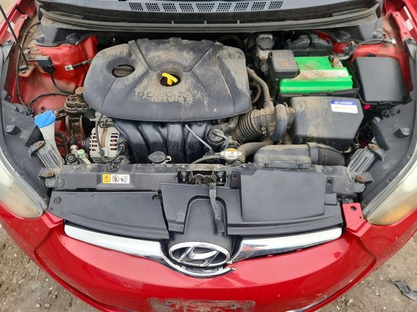 2016 HYUNDAI ELANTRA — Engine bay