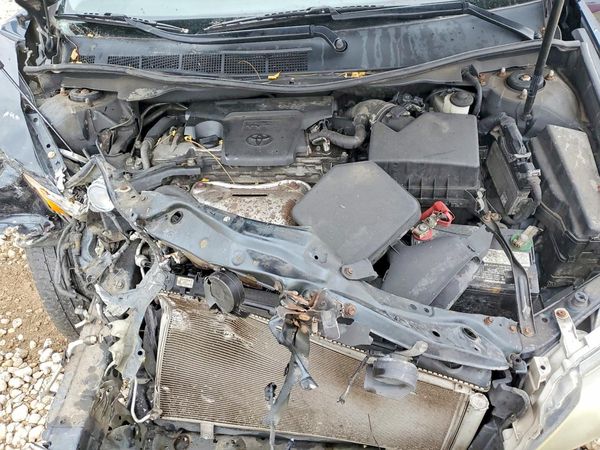 2014 TOYOTA CAMRY — Engine bay