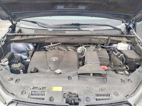 2019 TOYOTA HIGHLANDER — Engine bay