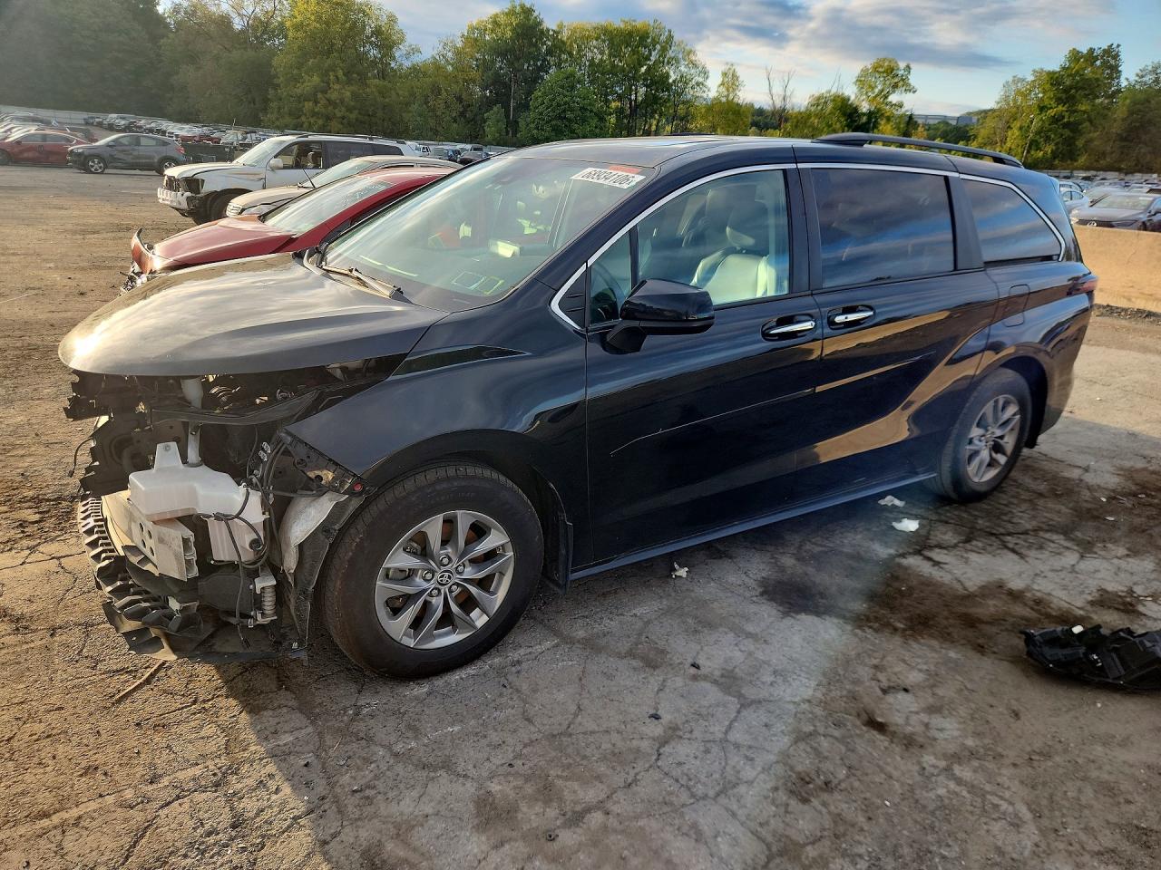 2022 TOYOTA SIENNA XLE — Front 3/4