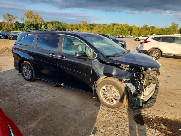 2022 TOYOTA SIENNA XLE — Passenger 3/4