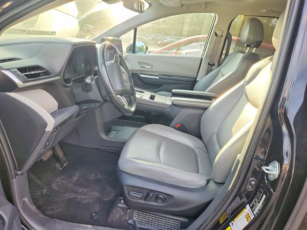 2022 TOYOTA SIENNA XLE — DENT