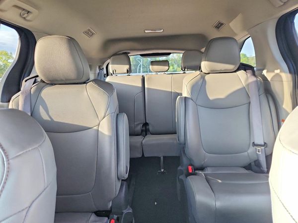 2022 TOYOTA SIENNA XLE — SUVN