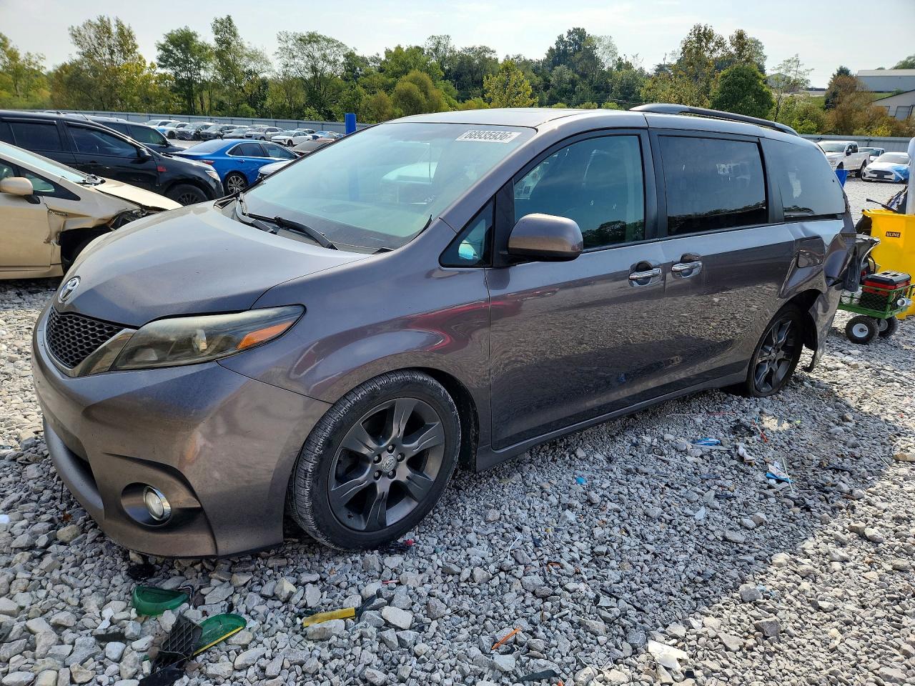 2015 TOYOTA SIENNA — Front 3/4