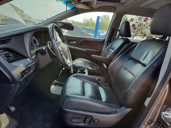 2015 TOYOTA SIENNA — DENT