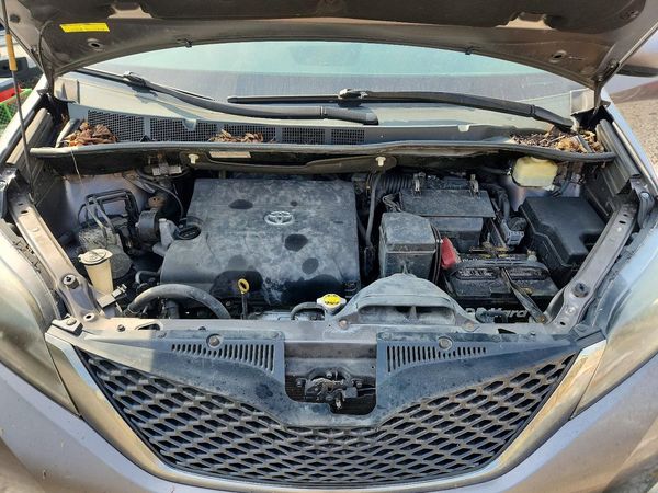 2015 TOYOTA SIENNA — Engine bay