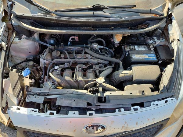 2014 KIA RIO — Engine bay