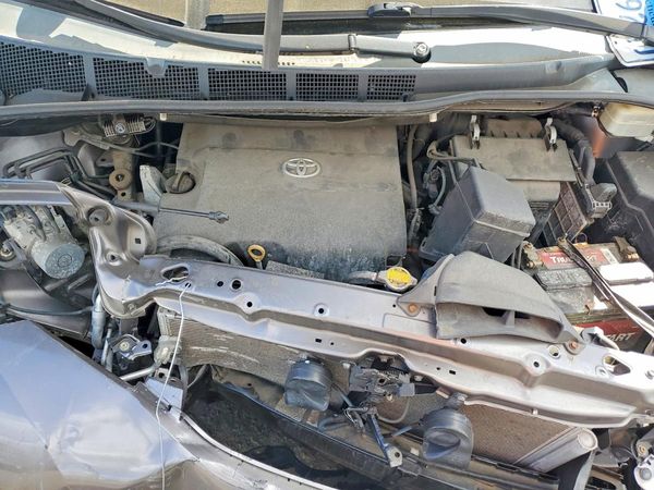 2016 TOYOTA SIENNA — Engine bay
