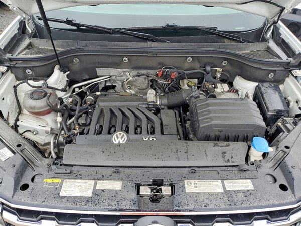 2019 VOLKSWAGEN ATLAS 4Motion SE — Engine bay