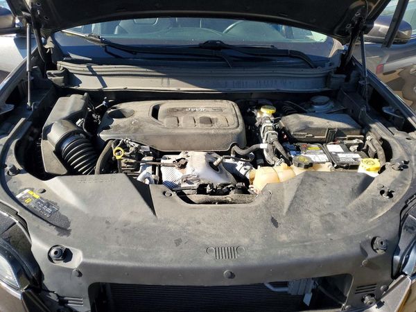 2019 JEEP CHEROKEE Limited — Engine bay