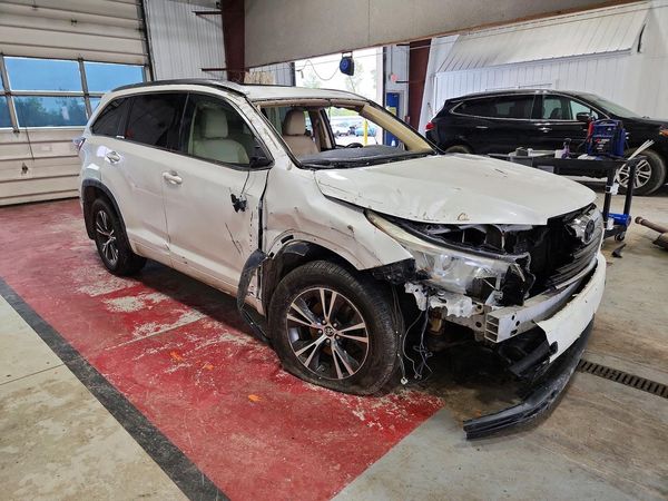 2016 TOYOTA HIGHLANDER Base/Hybrid — Passenger 3/4