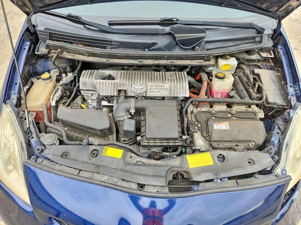2014 TOYOTA PRIUS — Engine bay