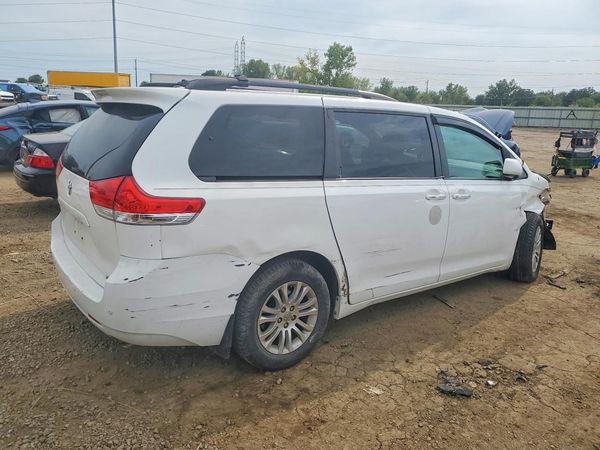 2013 TOYOTA SIENNA