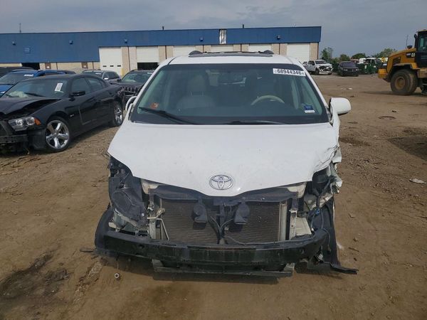 2013 TOYOTA SIENNA
