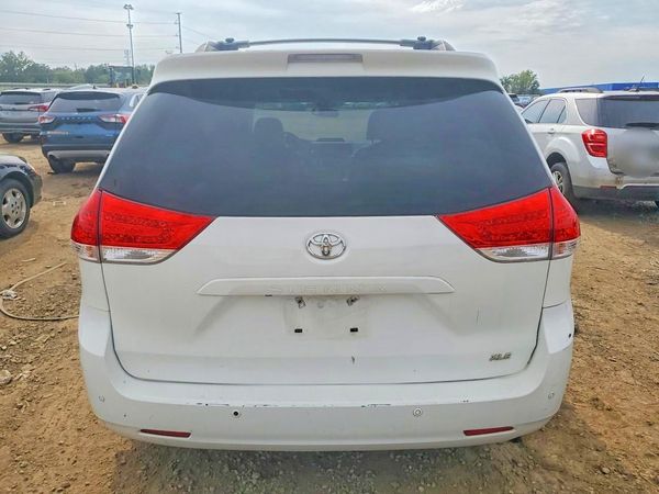 2013 TOYOTA SIENNA