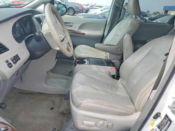 2013 TOYOTA SIENNA