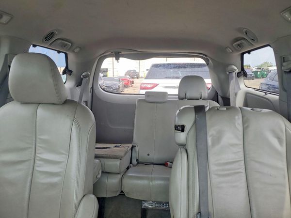 2013 TOYOTA SIENNA