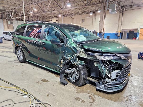 2023 TOYOTA SIENNA XLE — Passenger 3/4