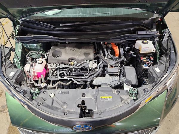2023 TOYOTA SIENNA XLE — Engine bay