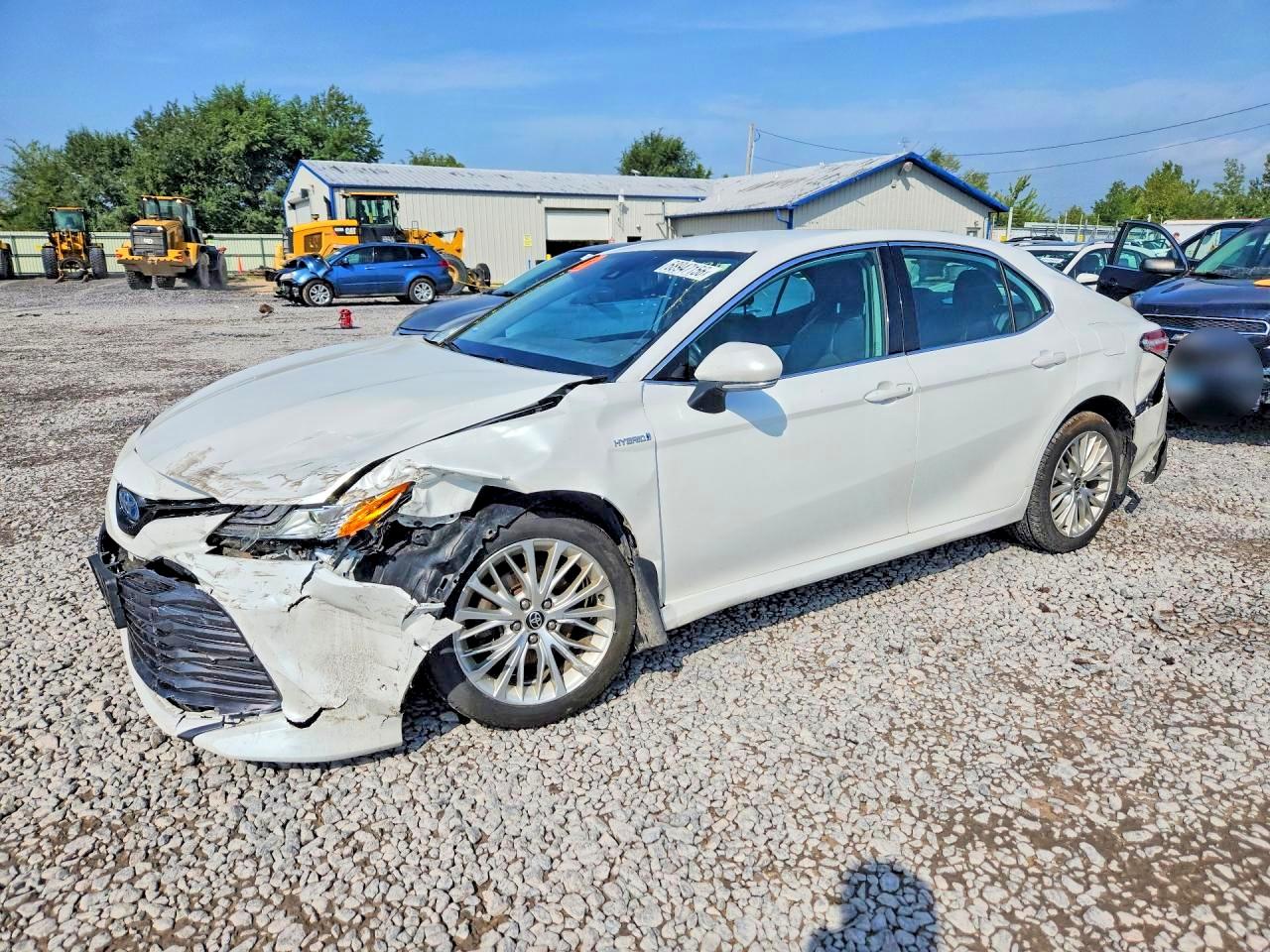 2020 TOYOTA CAMRY XLE — Front 3/4