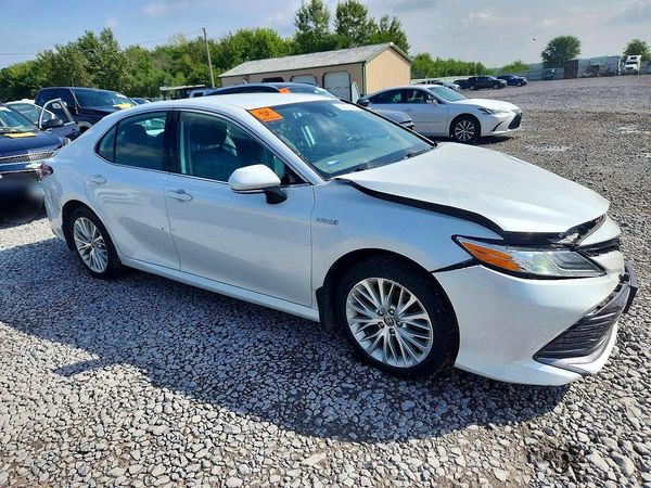 2020 TOYOTA CAMRY XLE — Passenger 3/4
