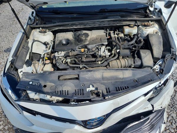 2020 TOYOTA CAMRY XLE — Engine bay
