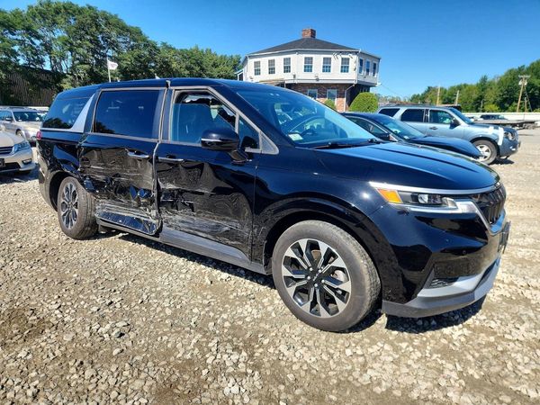 2024 KIA CARNIVAL — Passenger 3/4