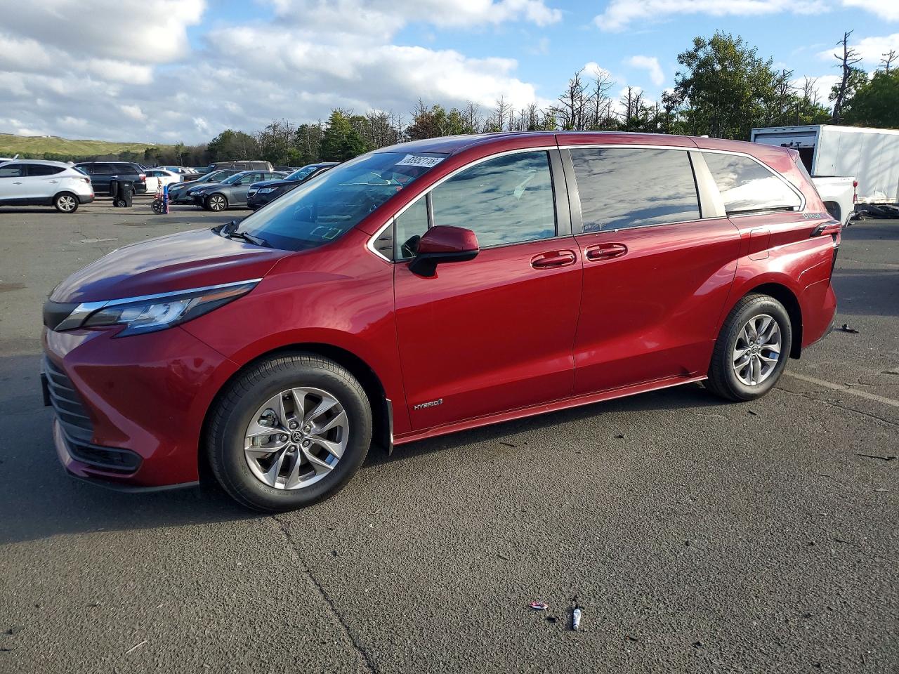 2021 TOYOTA SIENNA LE — Front 3/4